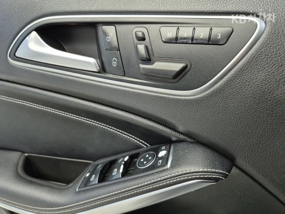 Mercedes-Benz GLA X156GLA200 d 4매틱 - 19