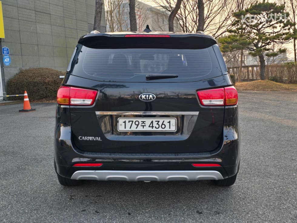 Kia All New Carnival9-seater 2.2 Diesel Prestige - 4