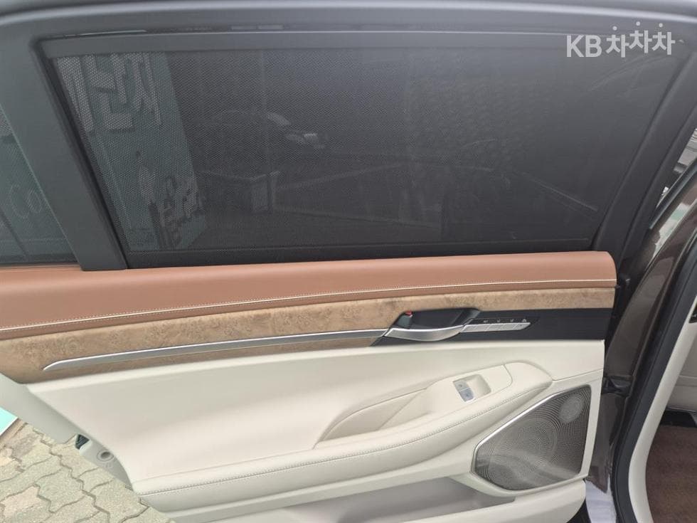 Genesis G905.0 GDi AWD Prestige Limousine - 12