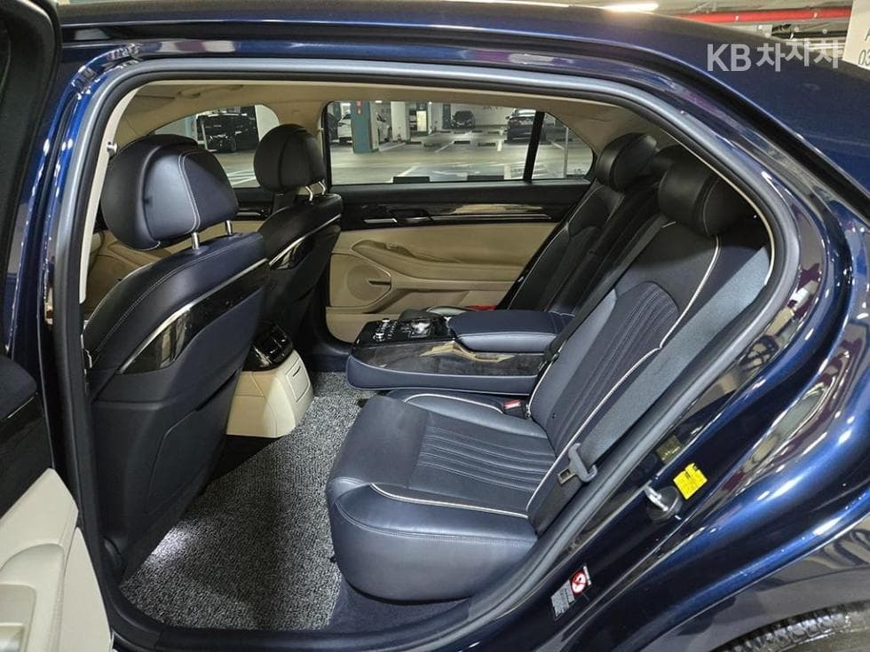 Genesis EQ9003.3 T-GDI AWD Premium Luxury - 7