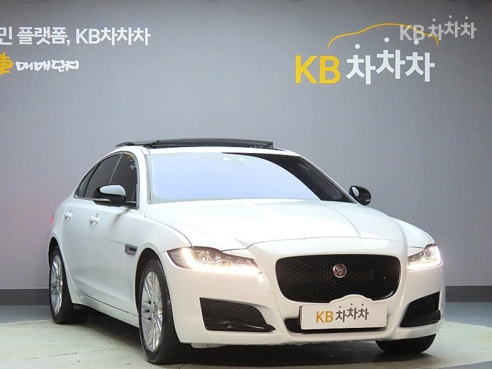 Jaguar All New XF2.0d Portfolio - 3