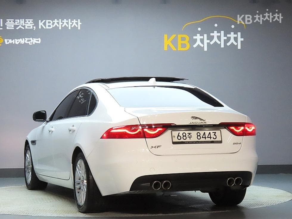 Jaguar All New XF2.0d Portfolio - 4