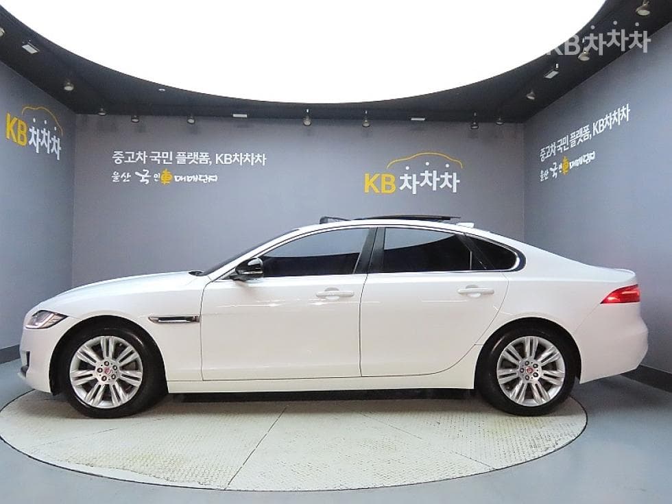 Jaguar All New XF2.0d Portfolio - 5