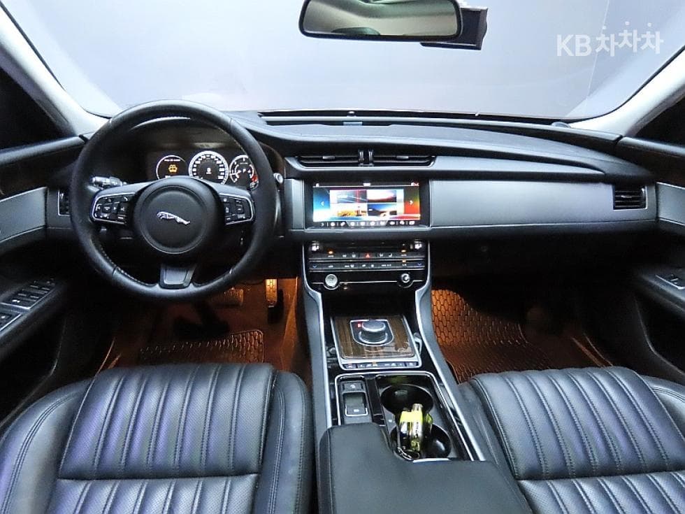 Jaguar All New XF2.0d Portfolio - 6