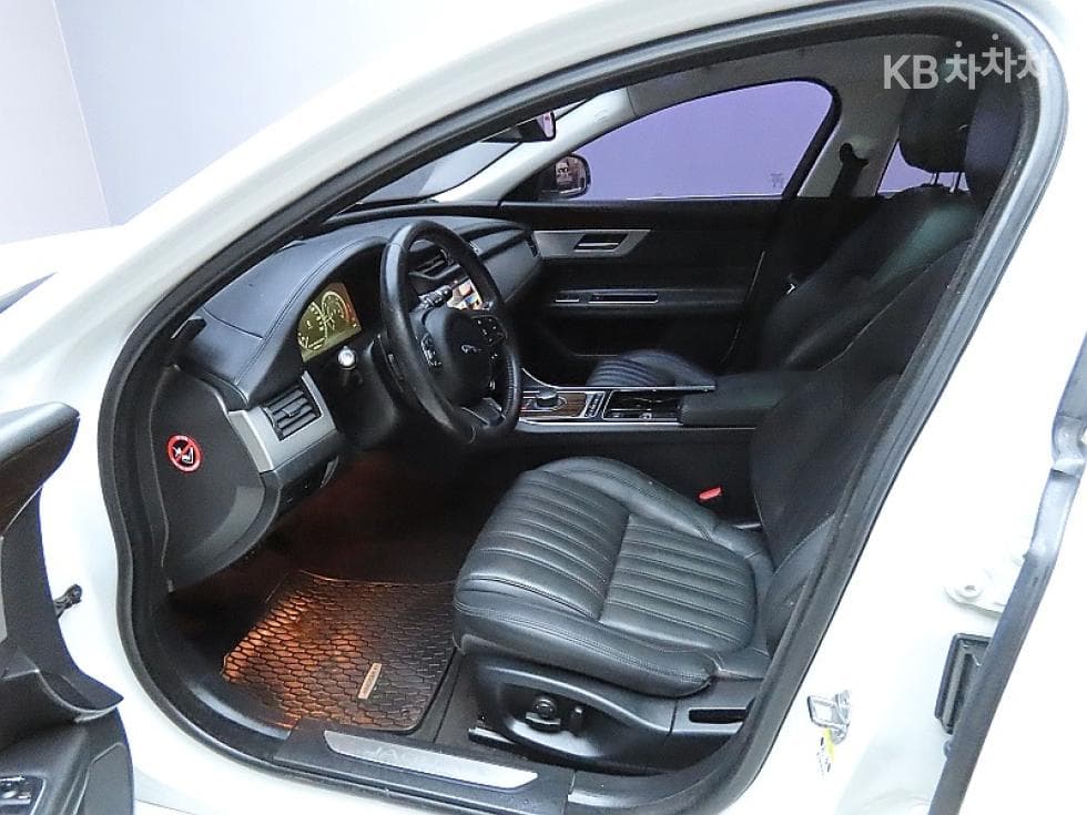 Jaguar All New XF2.0d Portfolio - 10
