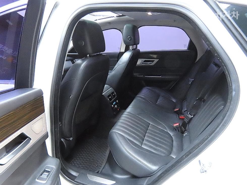 Jaguar All New XF2.0d Portfolio - 11