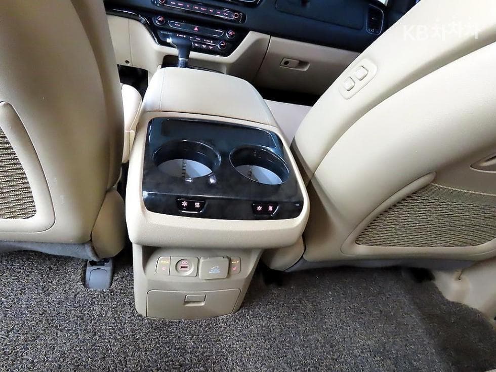 Kia The New (facelift) CarnivalHigh Limousine (Carnival) 2.2 Diesel 9-seater Noblesse Special (special feature/edition) - 12