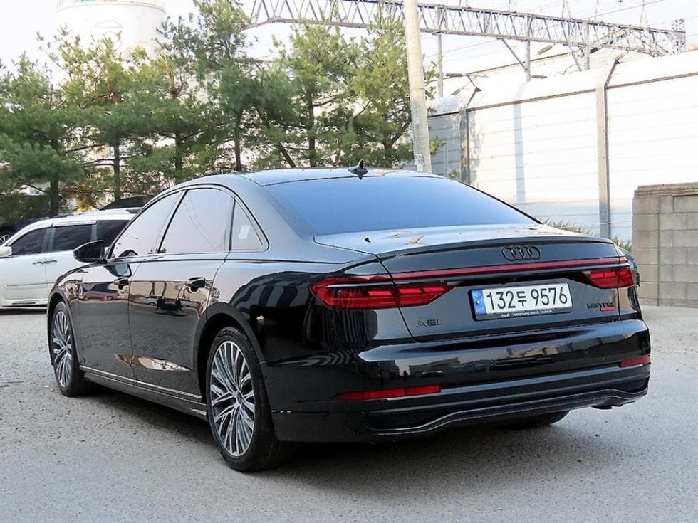 Audi A8 (D5)55 TFSI Quattro LWB - 3