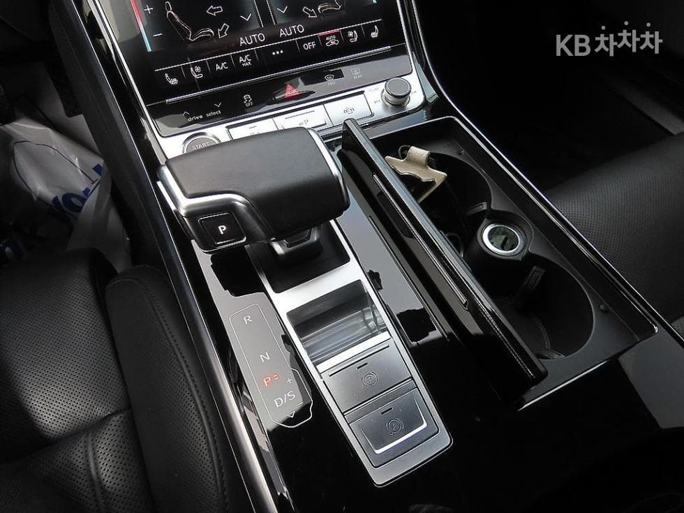 Audi A8 (D5)55 TFSI Quattro LWB - 11