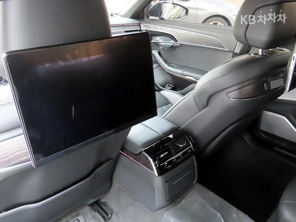 Audi A8 (D5)55 TFSI Quattro LWB - 15