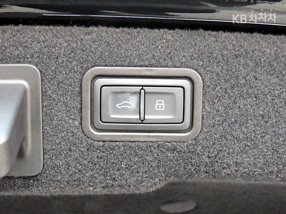 Audi A8 (D5)55 TFSI Quattro LWB - 16