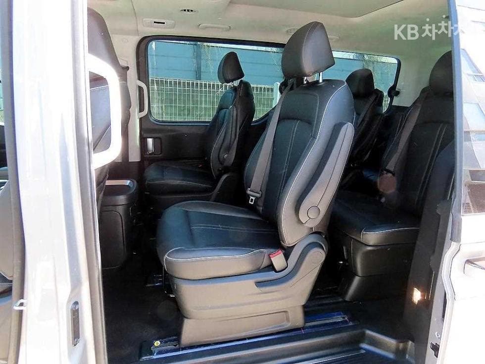 Hyundai Staria Lounge2.2 Lounge 9 AWD Prestige - 6