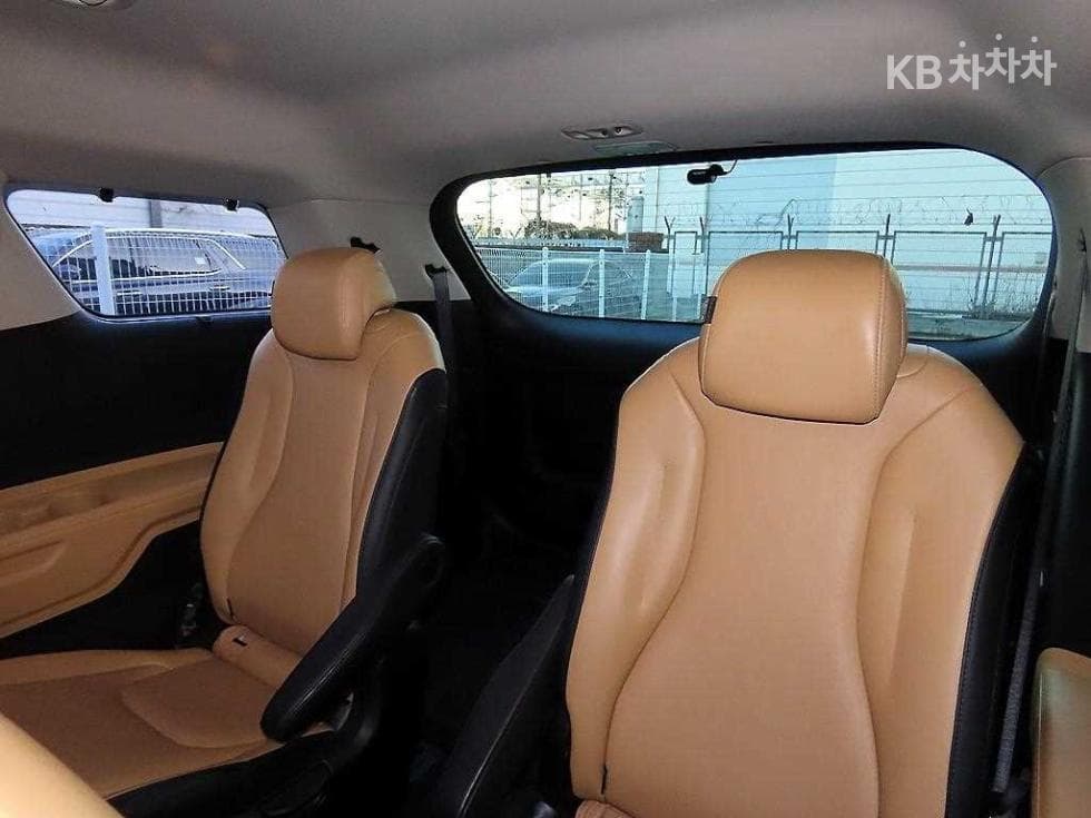 Kia Carnival 4th generationD2.2 9-seater Noblesse - 7