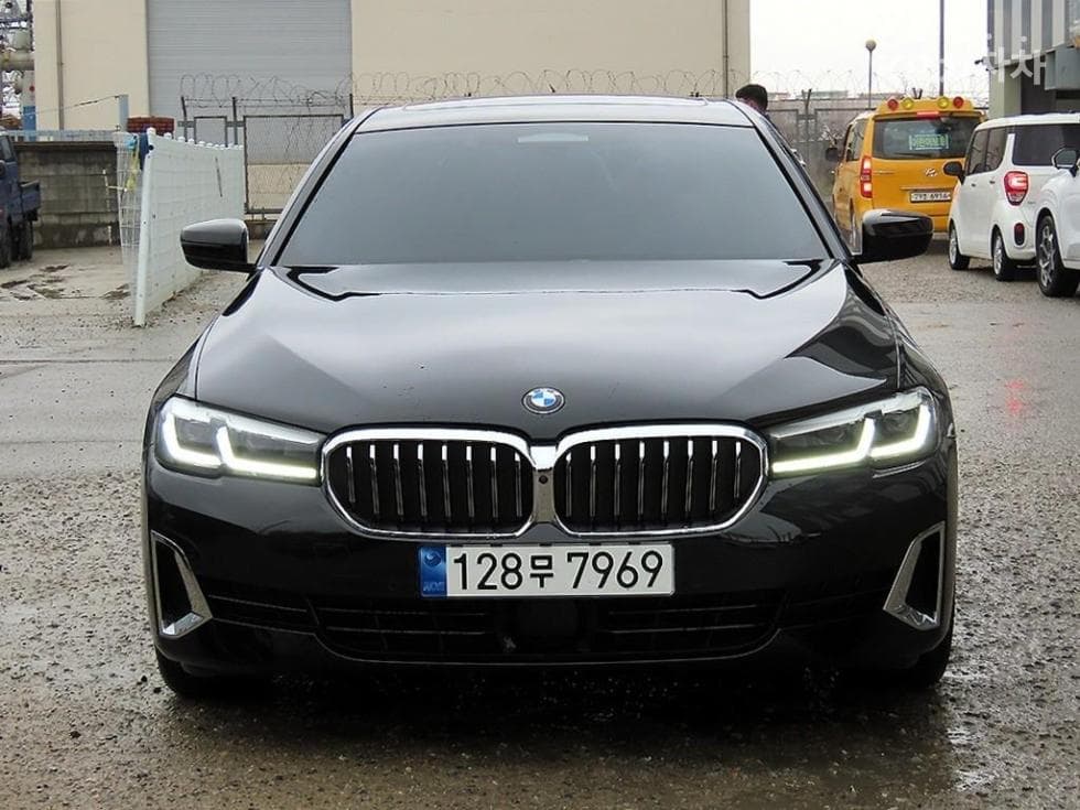 BMW 올New5 Series (G30) 520i Luxury - Image 1