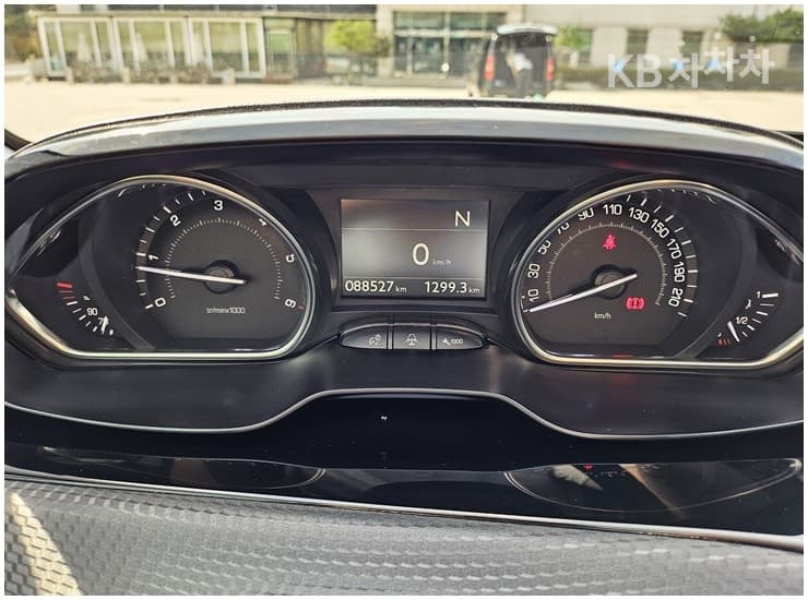 Peugeot 2008 1st Generation1.6 e-HDi Feline L - 16
