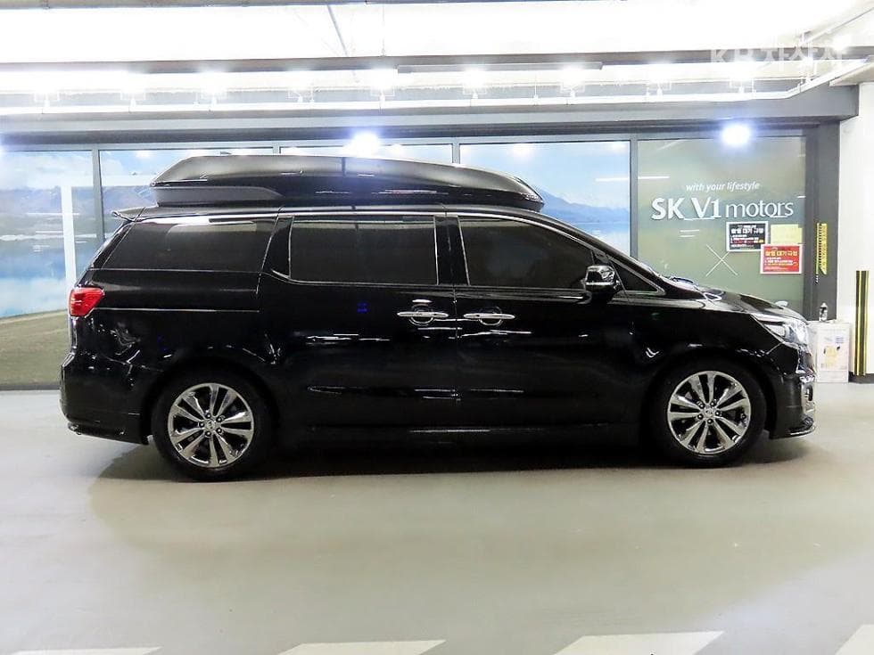 Kia All New Carnival9-seater 2.2 Diesel High Limousine (Carnival) Prestige - 3