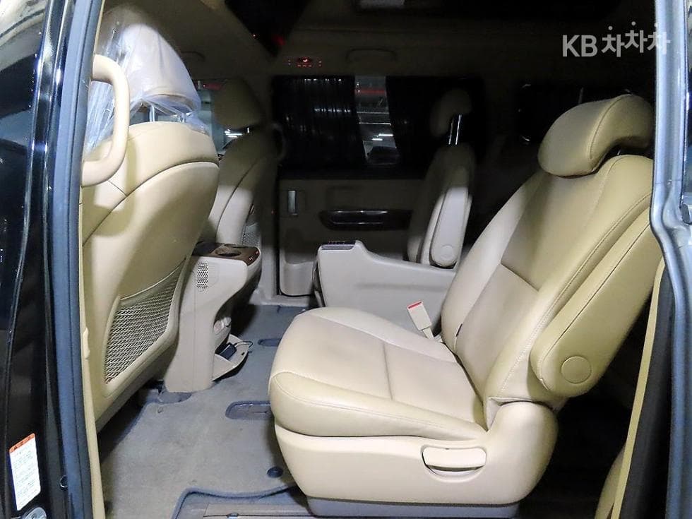 Kia All New Carnival9-seater 2.2 Diesel High Limousine (Carnival) Prestige - 7