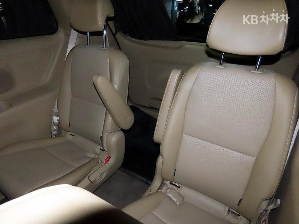 Kia All New Carnival9-seater 2.2 Diesel High Limousine (Carnival) Prestige - 8