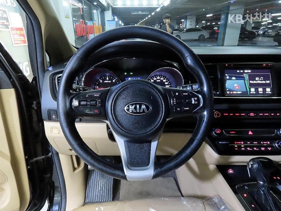 Kia All New Carnival9-seater 2.2 Diesel High Limousine (Carnival) Prestige - 9