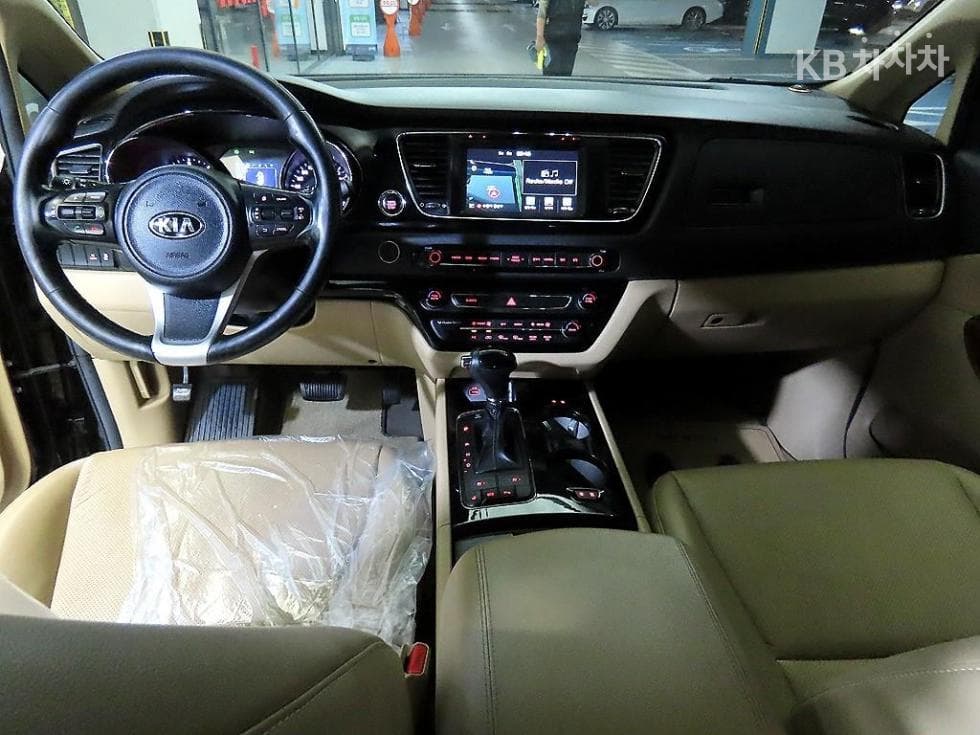 Kia All New Carnival9-seater 2.2 Diesel High Limousine (Carnival) Prestige - 11