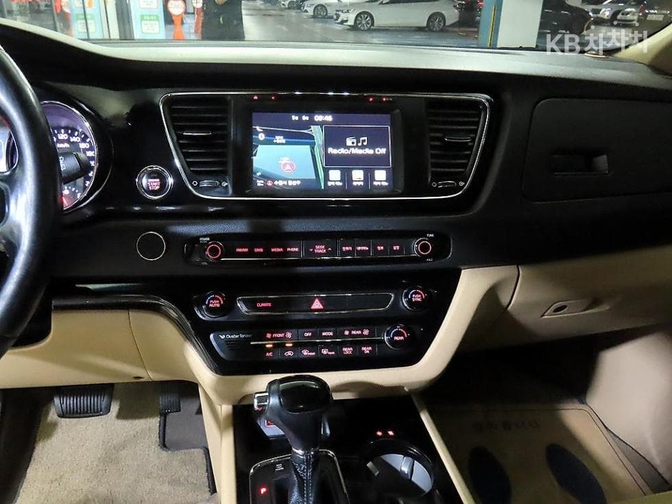 Kia All New Carnival9-seater 2.2 Diesel High Limousine (Carnival) Prestige - 12