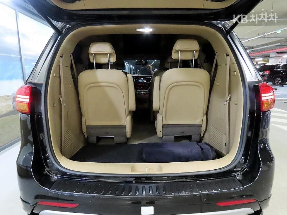 Kia All New Carnival9-seater 2.2 Diesel High Limousine (Carnival) Prestige - 16