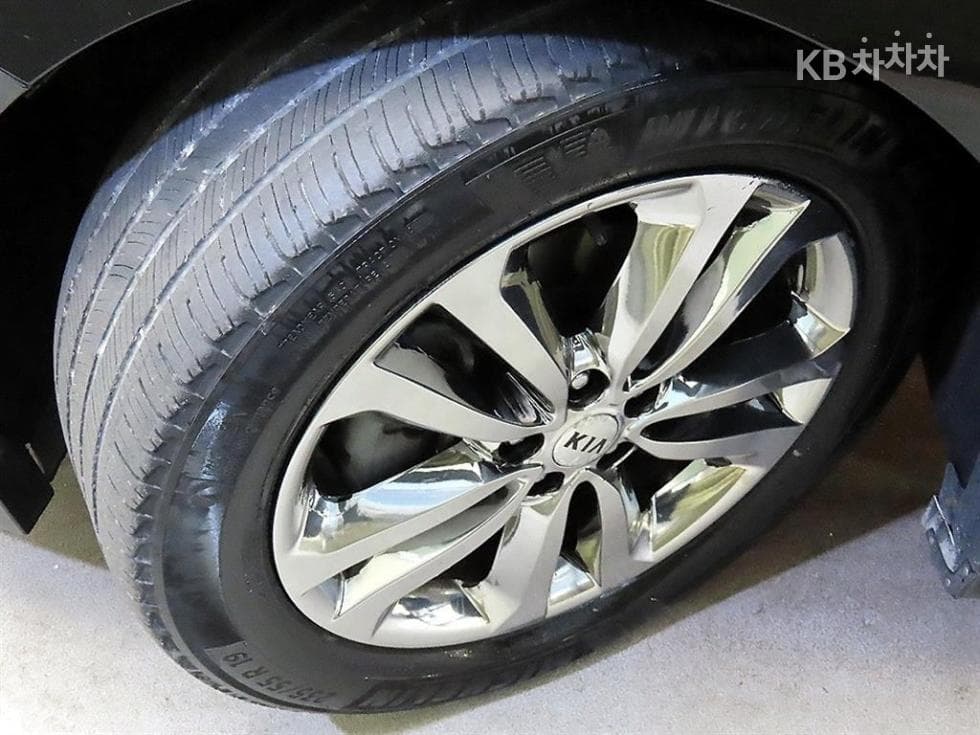 Kia All New Carnival9-seater 2.2 Diesel High Limousine (Carnival) Prestige - 20