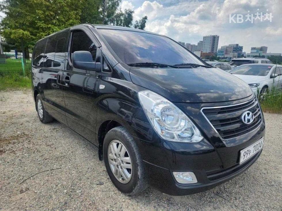 Hyundai Grand Starex 5-seater Van Modern - Image 1