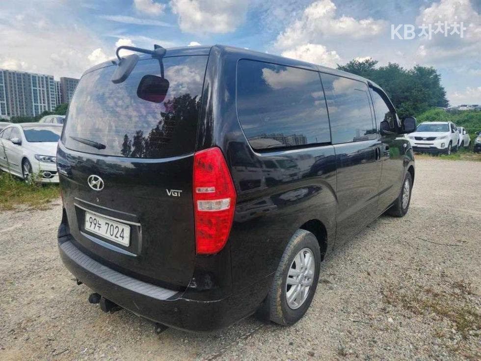 Hyundai Grand Starex5-seater Van Modern - 2
