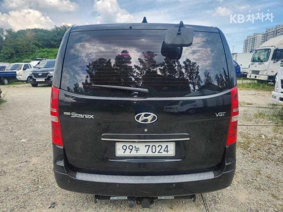 Hyundai Grand Starex5-seater Van Modern - 3