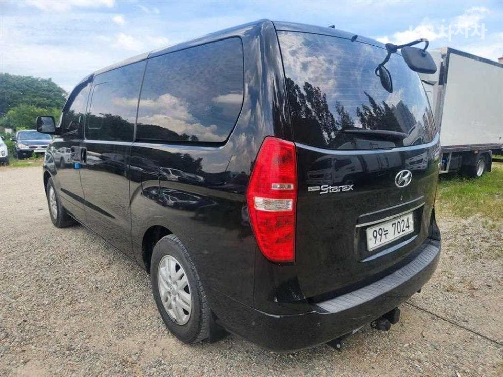 Hyundai Grand Starex5-seater Van Modern - 4