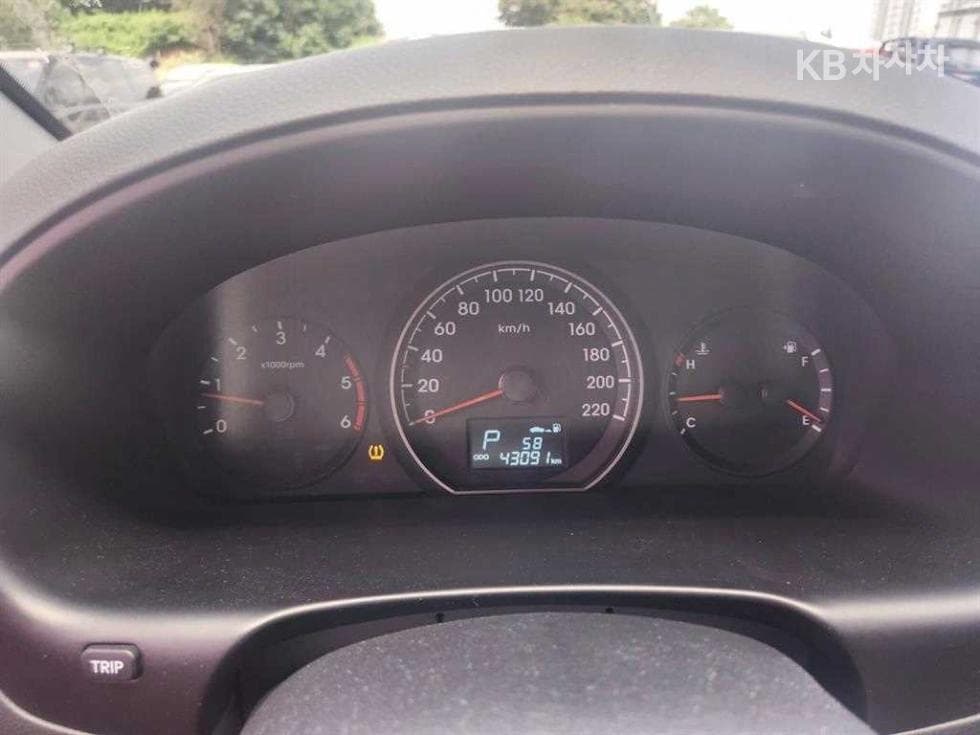 Hyundai Grand Starex5-seater Van Modern - 7
