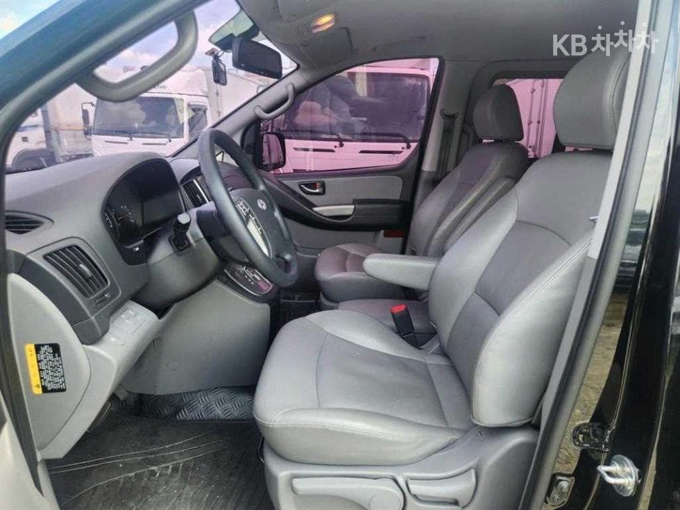 Hyundai Grand Starex5-seater Van Modern - 8