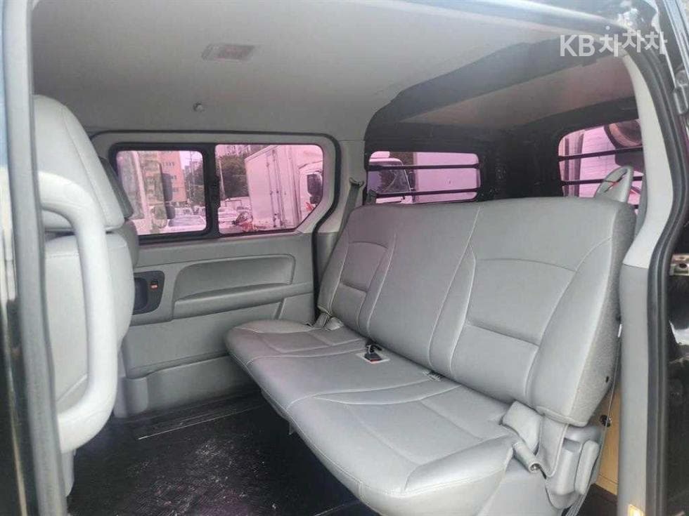 Hyundai Grand Starex5-seater Van Modern - 9