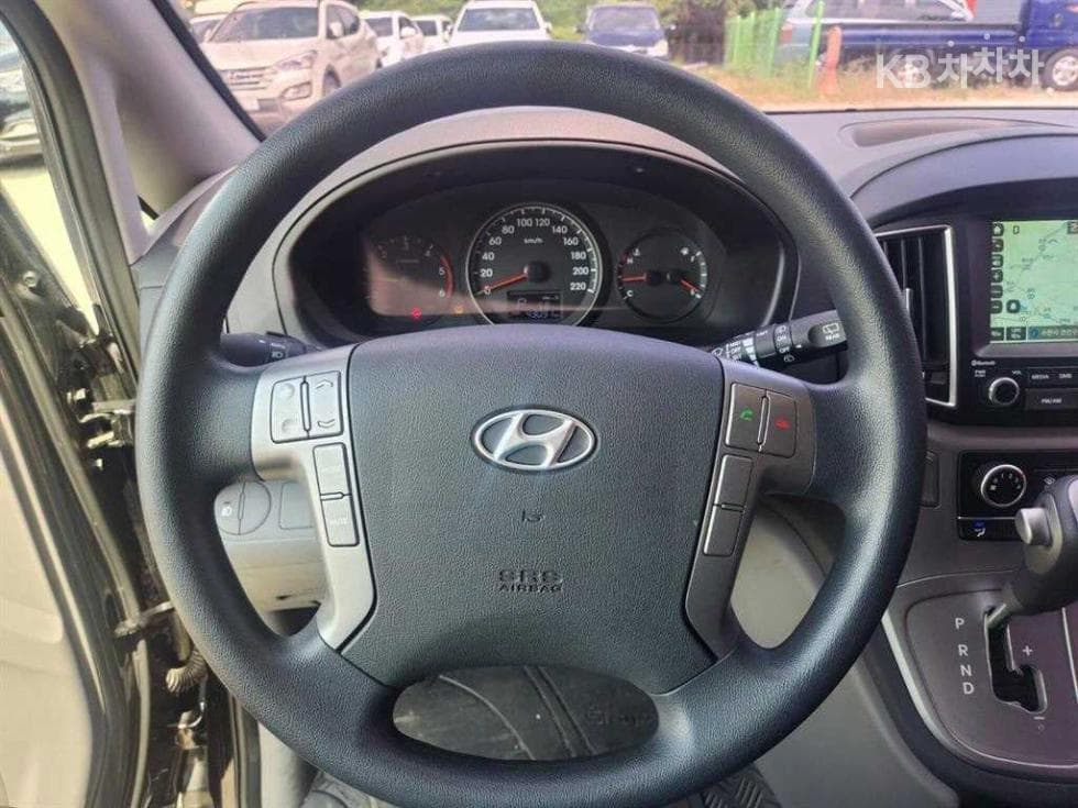 Hyundai Grand Starex5-seater Van Modern - 13