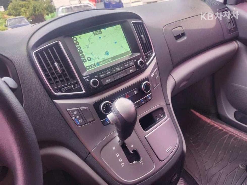 Hyundai Grand Starex5-seater Van Modern - 14