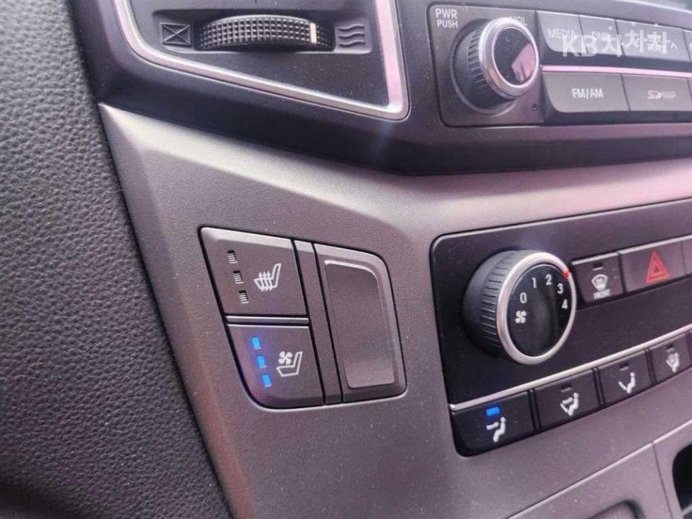 Hyundai Grand Starex5-seater Van Modern - 15