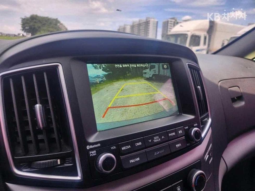 Hyundai Grand Starex5-seater Van Modern - 16
