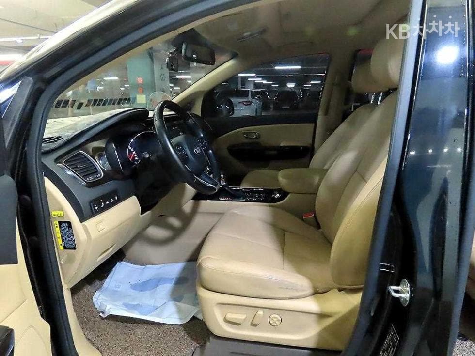 Kia The New (facelift) Carnival9-seater 2.2 Diesel Prestige - 6