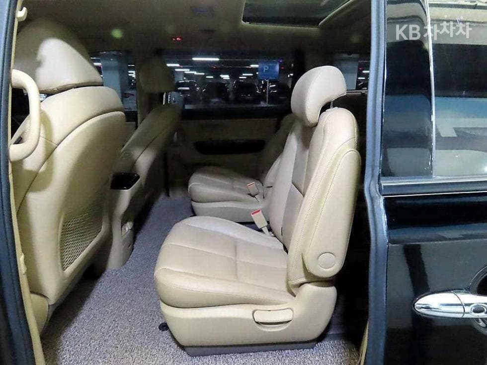Kia The New (facelift) Carnival9-seater 2.2 Diesel Prestige - 7