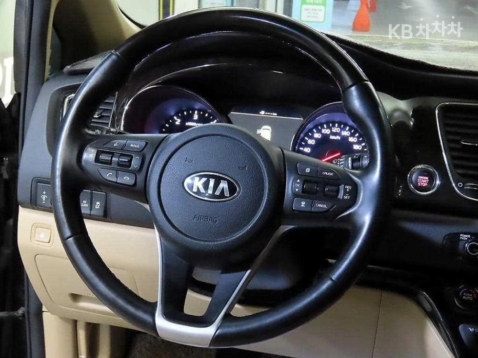 Kia The New (facelift) Carnival9-seater 2.2 Diesel Prestige - 8