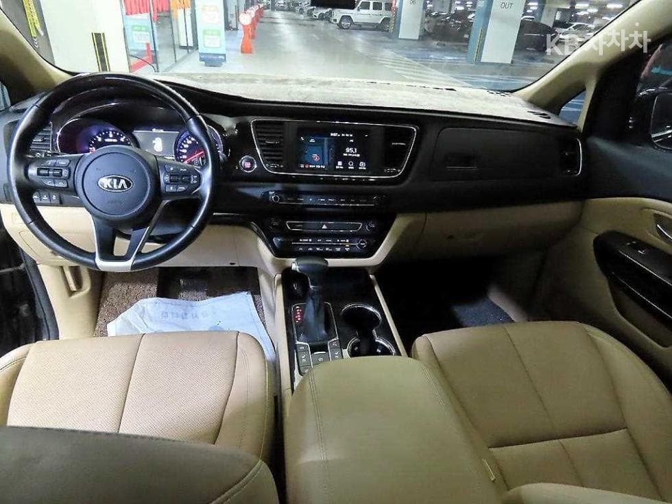 Kia The New (facelift) Carnival9-seater 2.2 Diesel Prestige - 10