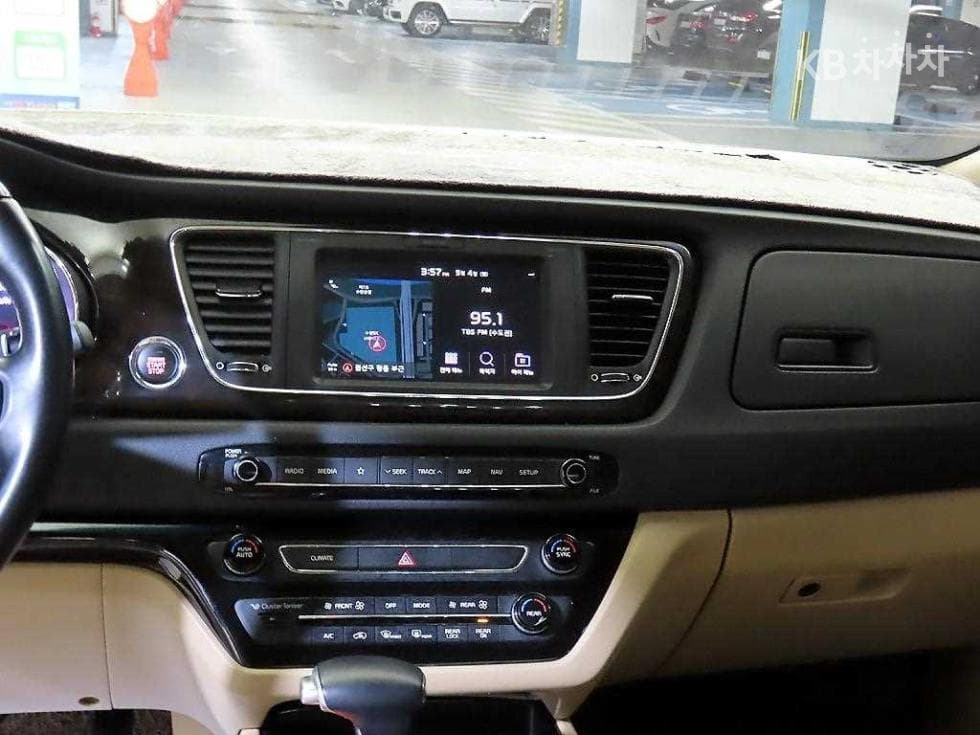Kia The New (facelift) Carnival9-seater 2.2 Diesel Prestige - 11
