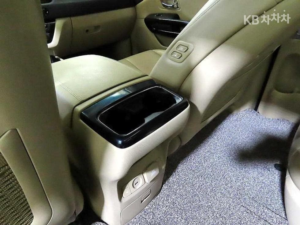 Kia The New (facelift) Carnival9-seater 2.2 Diesel Prestige - 14