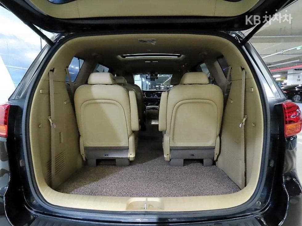 Kia The New (facelift) Carnival9-seater 2.2 Diesel Prestige - 16