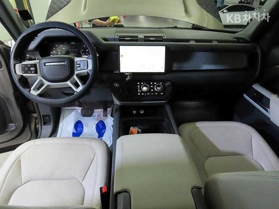Land Rover 디펜더(L663)110 D300 HSE - 10
