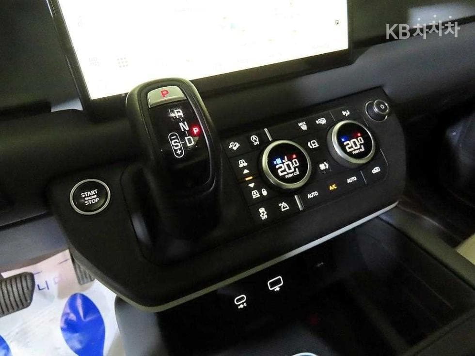 Land Rover 디펜더(L663)110 D300 HSE - 12