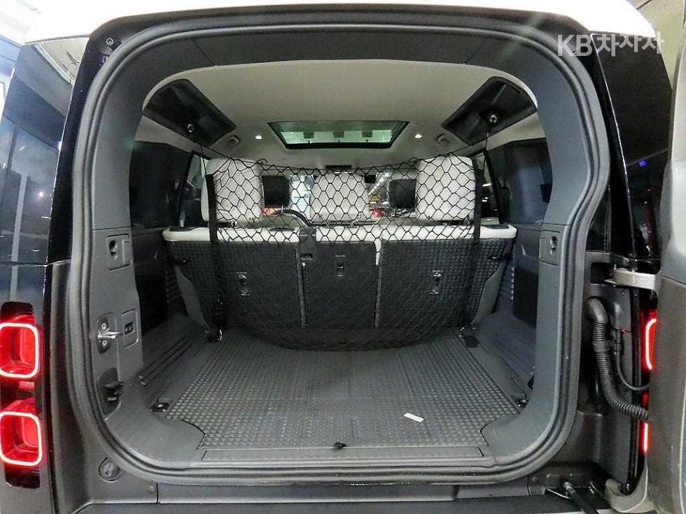 Land Rover 디펜더(L663)110 D300 HSE - 17