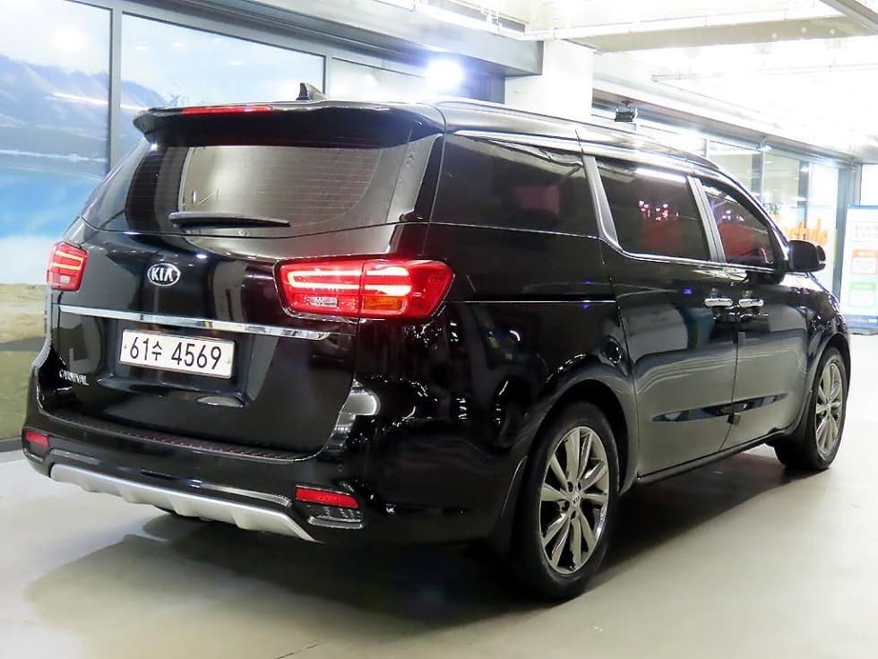 Kia The New (facelift) Carnival9-seater 2.2 Diesel Luxury - 4