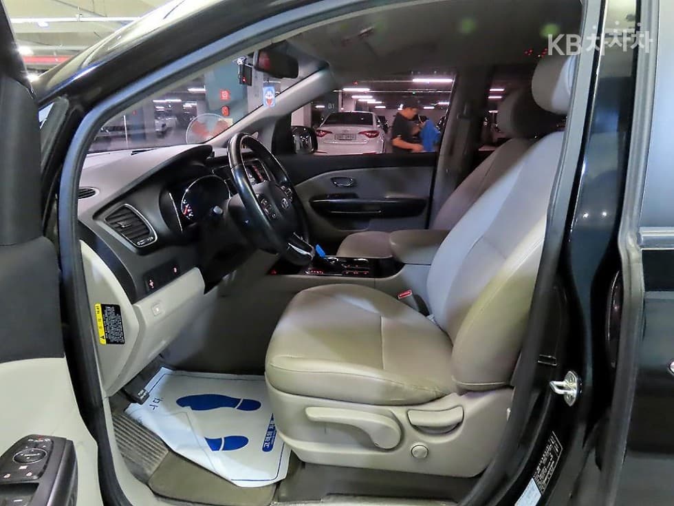 Kia The New (facelift) Carnival9-seater 2.2 Diesel Luxury - 6